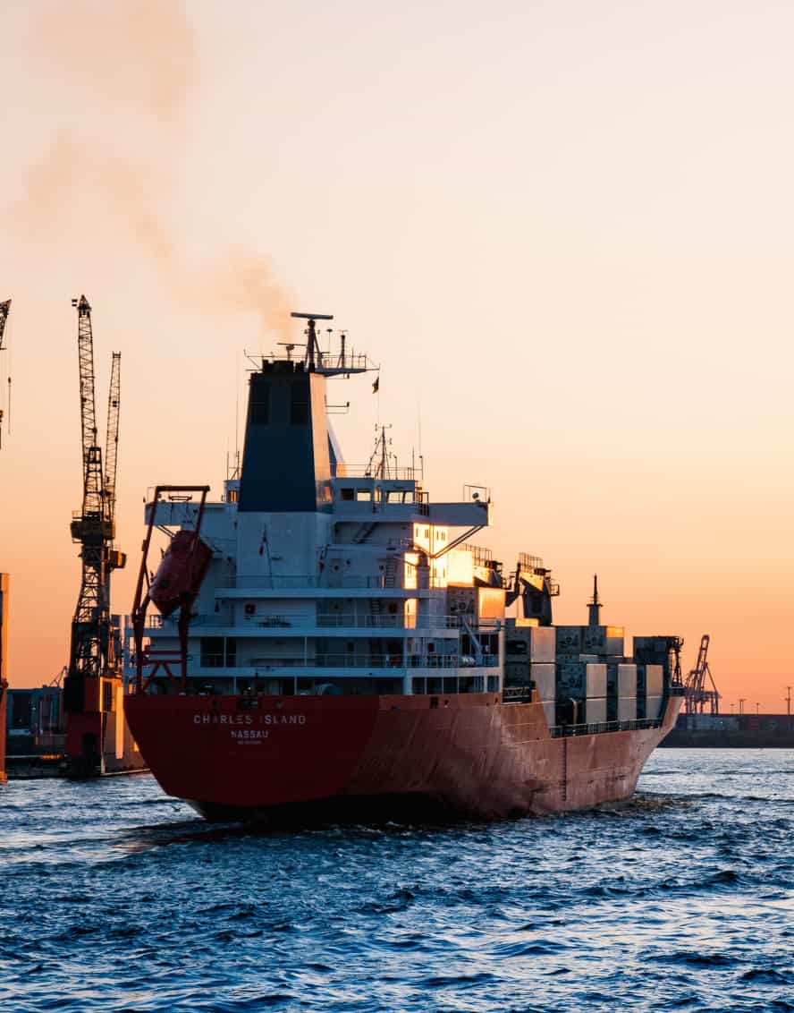 Barco navegando por el mar
